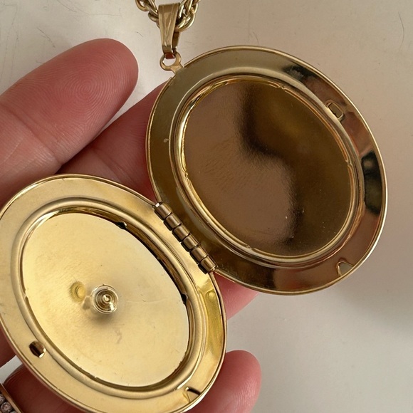 SARAH COVENTRY Elegant Gold Filigree Locket Pendant 🥰 - Picture 5 of 6